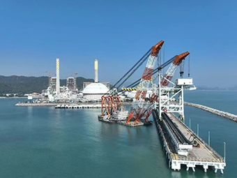 華潤(rùn)海豐卸船機(jī)順利吊裝，助力粵港澳大灣區(qū)能源供應(yīng)